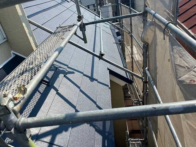 足場上から見る屋根全景